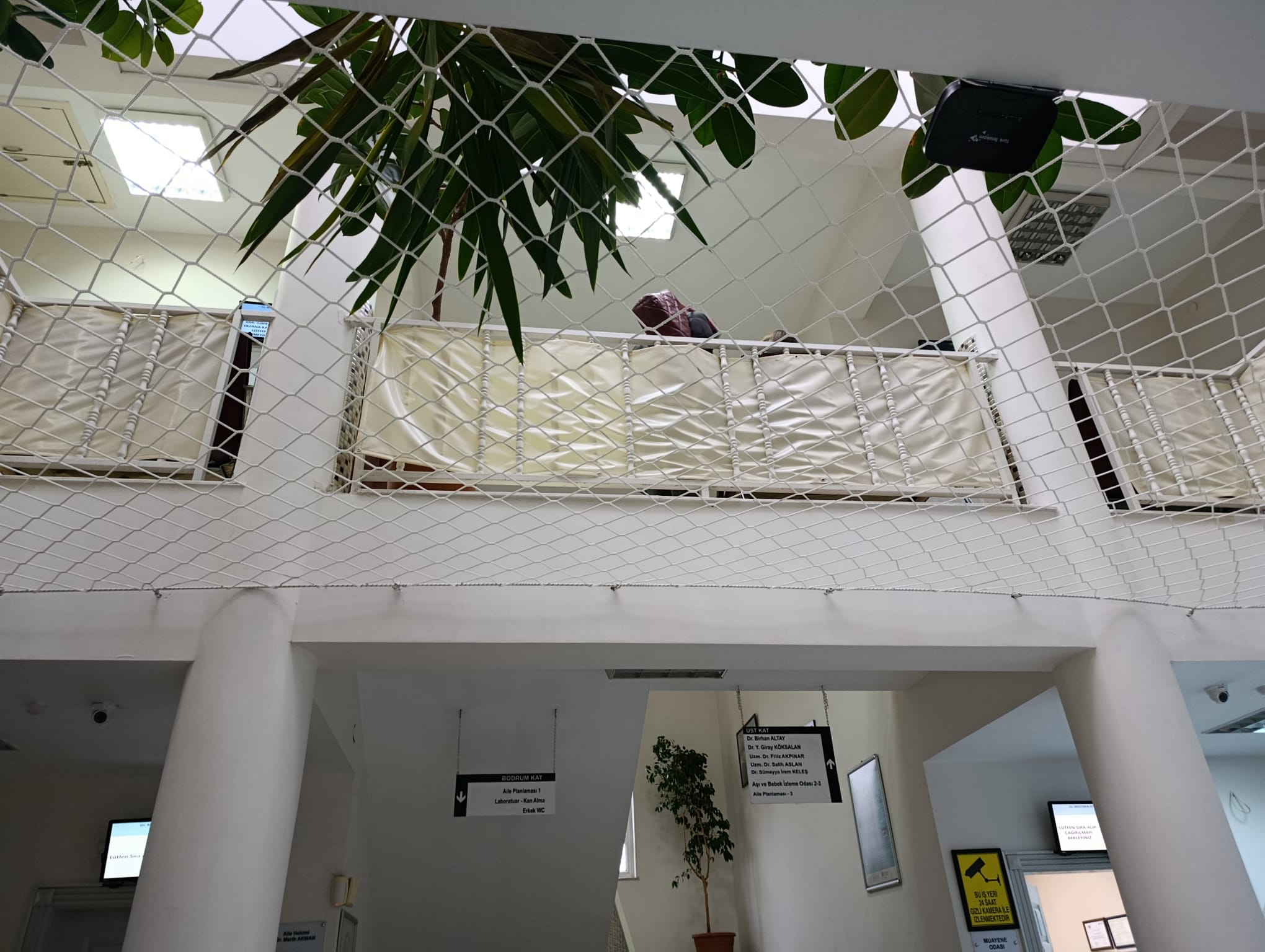 bekleme alanında koruma filesi